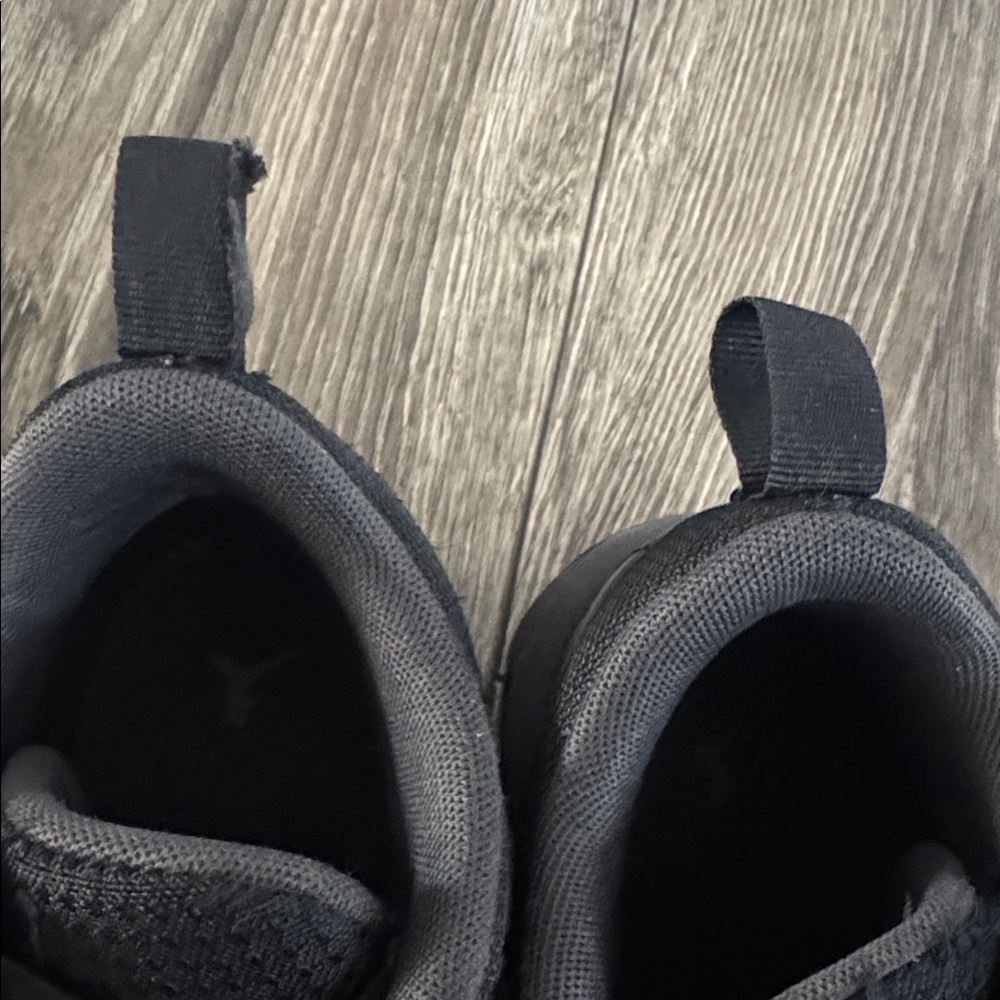 Boys Black Jordan’s - Picture 6 of 8